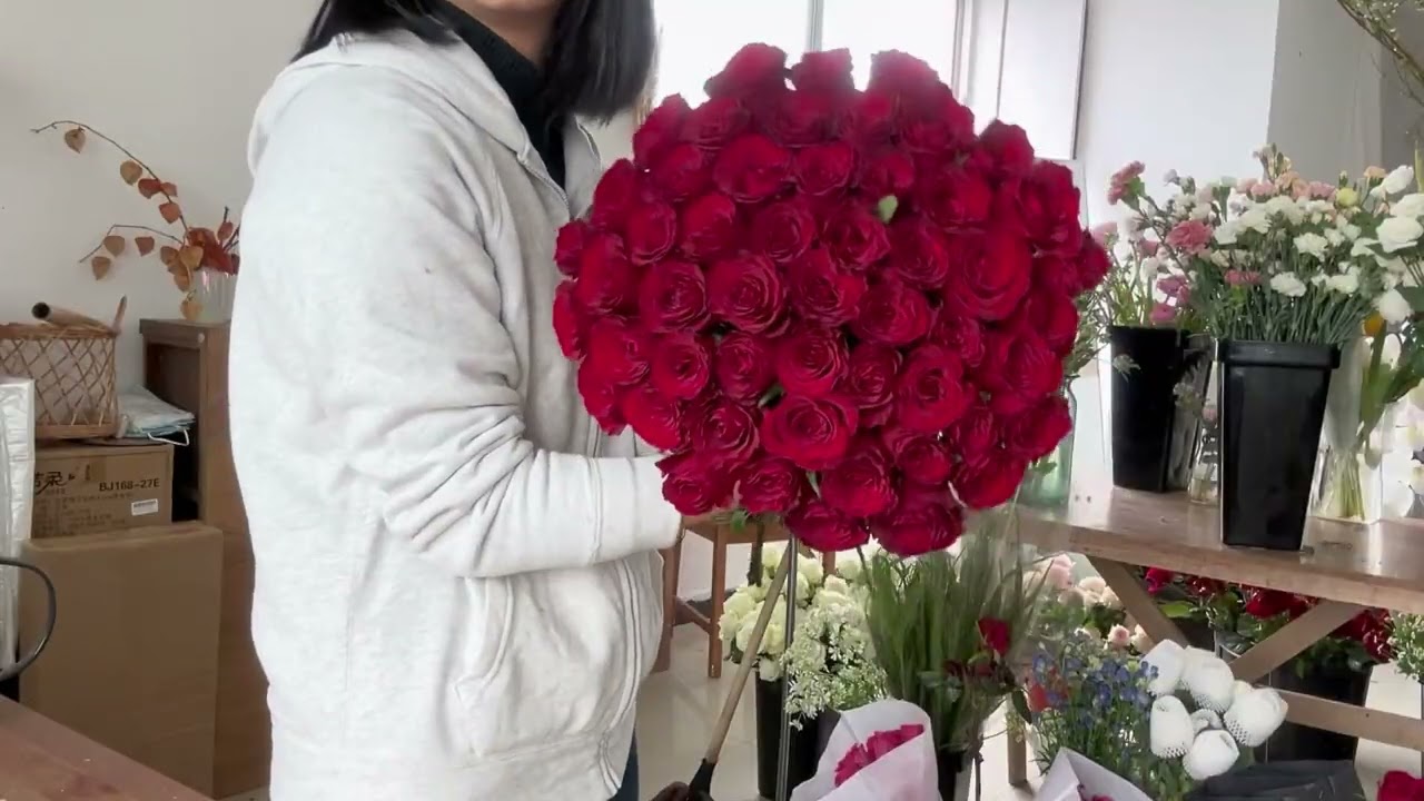 我的花店日常：好久没有出太阳了～包了两束明亮阳光的花束，你们喜欢哪一束？还有一束红玫瑰求婚花束～高原红的质感真的太喜欢啦～#我的花店日常