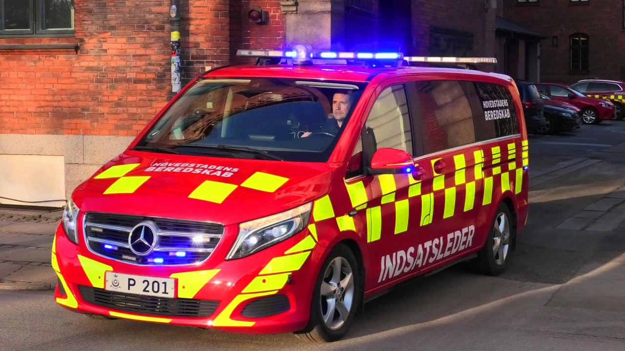 HOVEDBRANDSTATIONEN (P201+I308+I208+L06) BYGB-LEJLIGHED hovedstadens beredskab brandbil i udrykning
