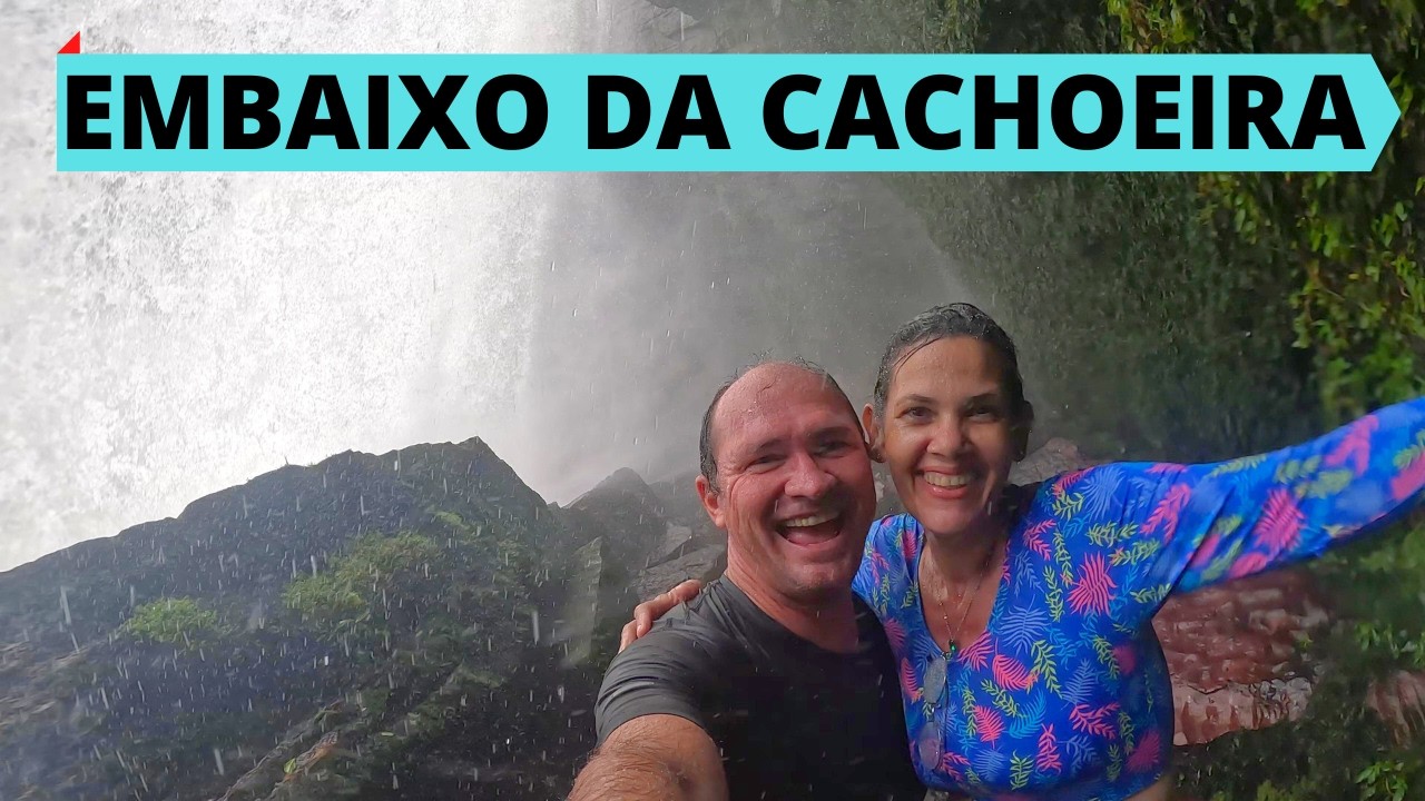 Entramos embaixo da Cachoeira da Fumaça