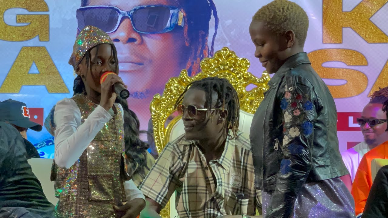 MUWALA WA KING SAHA AKYAMUDDE ABAYIMBI NGA AYIMBA AKAYIMBA KA BOBIWINE