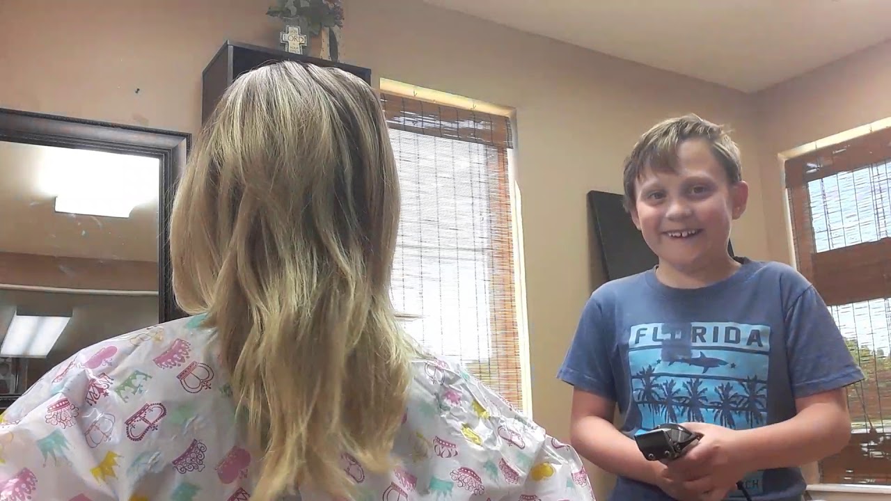 I CUT MY MOMS HAIR!!!