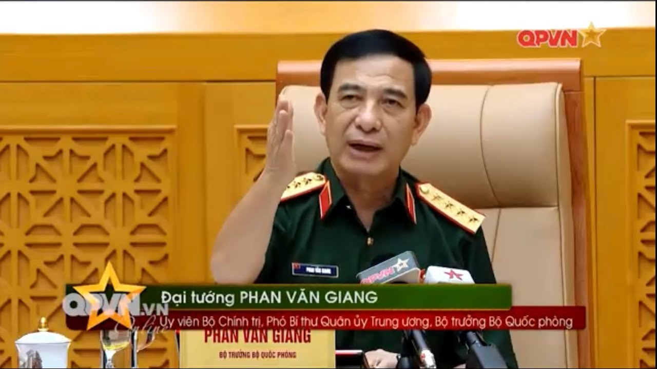 Đại tướng Phan Văn Giang chỉ đạo dùng phà Quân sự hỗ trợ người dân khu vực cầu Phong Châu qua sông