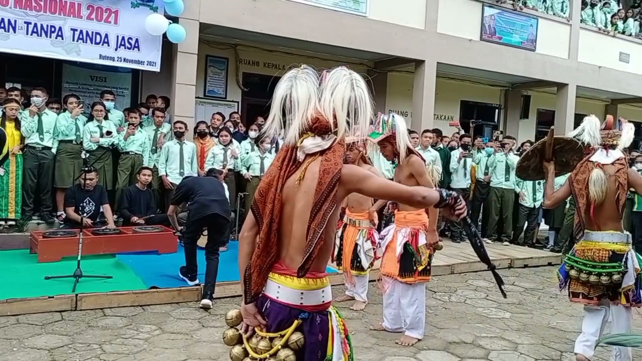 Atraksi CACI siswa Smk Sadar Wisata Ruteng dalam memperingati hari Guru Nasional Indonesia.
