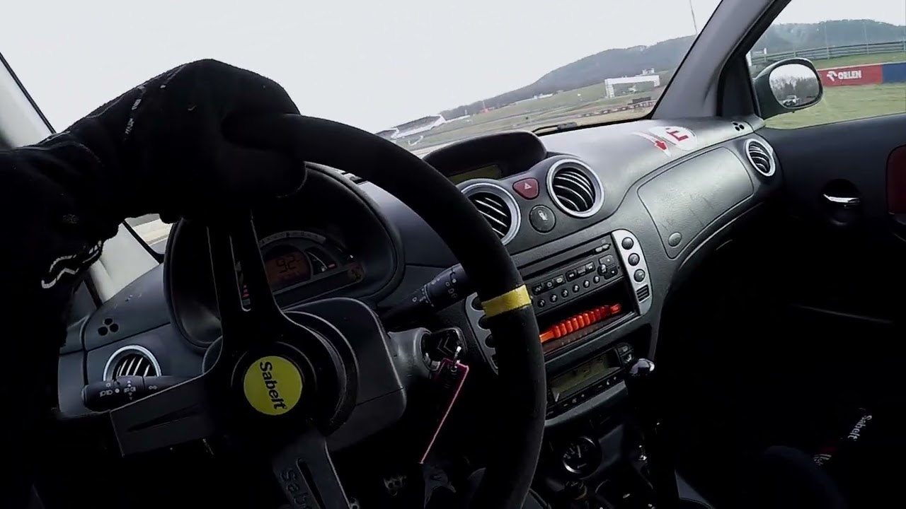 Citroën C2 VTS Most Circuit Being Chased by a Porsche 911 GT3