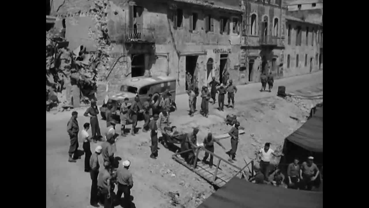 Anzio evacuazione soldati feriti americani via nave | Filmato raro WWII (1944)