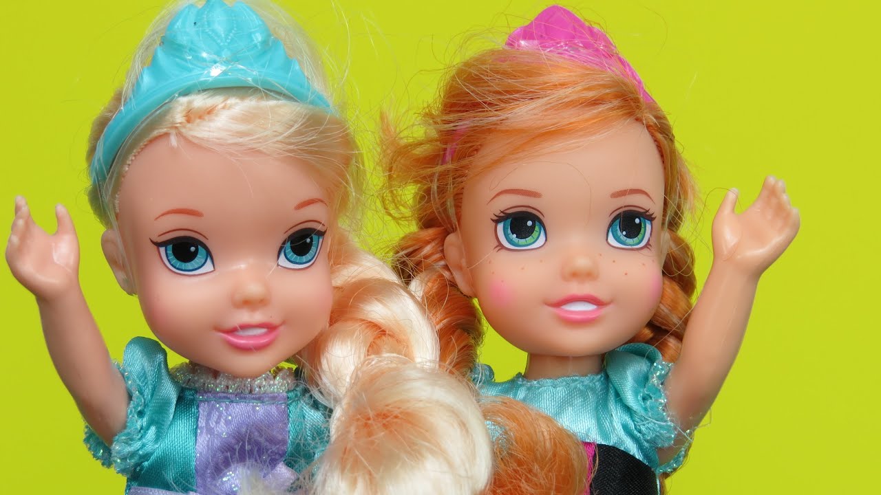 Elsa and Anna toddlers and Olaf PLAY together ! Eating breakfast Bathing Playing in the Dollhouse