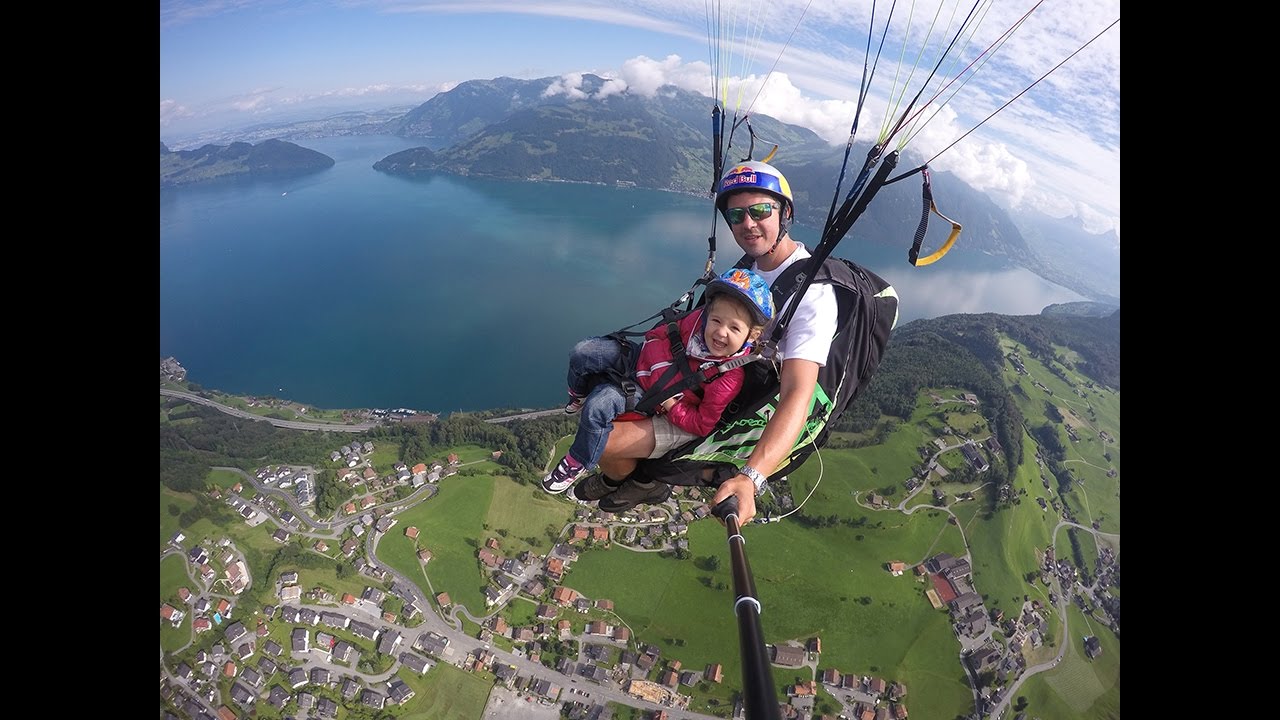 Little girl vs paraglider - Zürich Paragliding