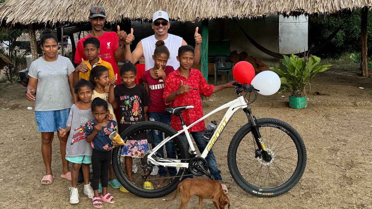 Así es la vida de Álex el vendedor de limones y así se cumplió el sueño de su #bicicleta #colombia 
