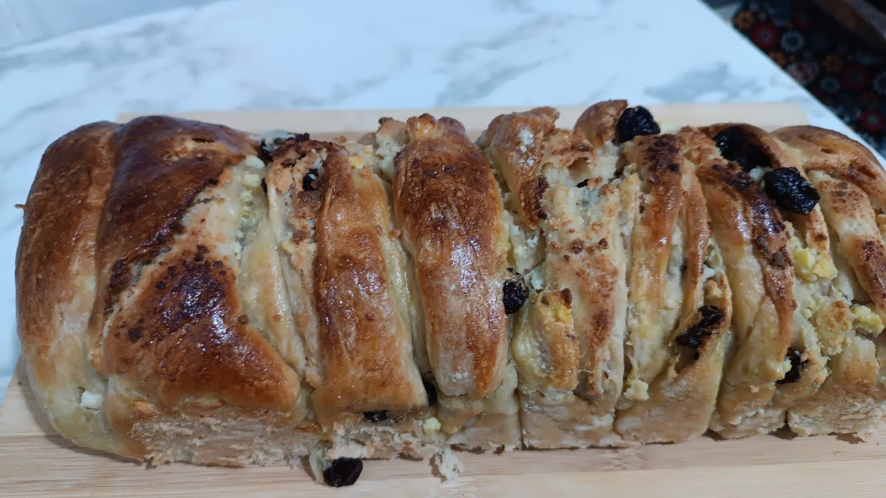 P&atilde;o doce com recheio de ricota e uvas passas