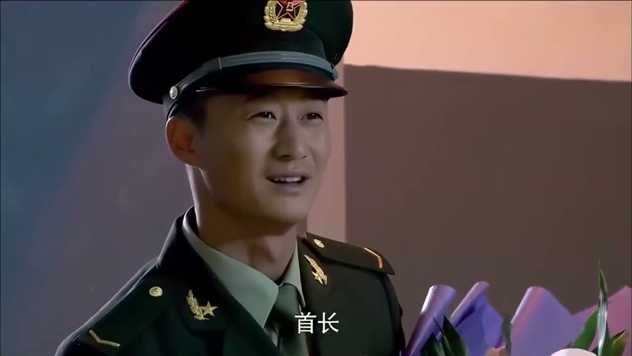 何晨光與女團長較量，女團長馬上被打倒，慘兮兮的