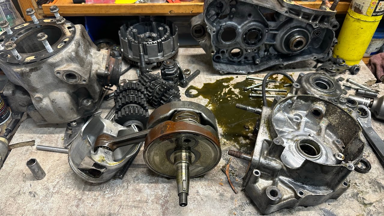 HONDA CR500 ENGINE DISASSEMBLY | BAD NEWS |BROKEN CASES |