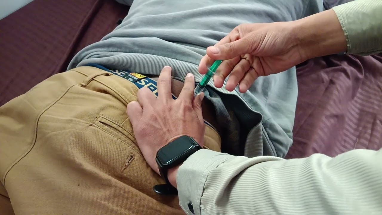 Injection dyanapar uncle ko lagaya |intramuscular injection #injection#viral#video#nursing #hospital