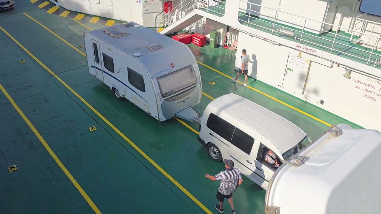 die Fähre Jadrolinija zurück von Merag / Creś  auf Valbiska / Krk in Kroatien