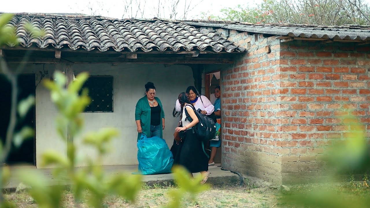 Estas mujeres fueron echadas de su casa y un buen hombre las defendió