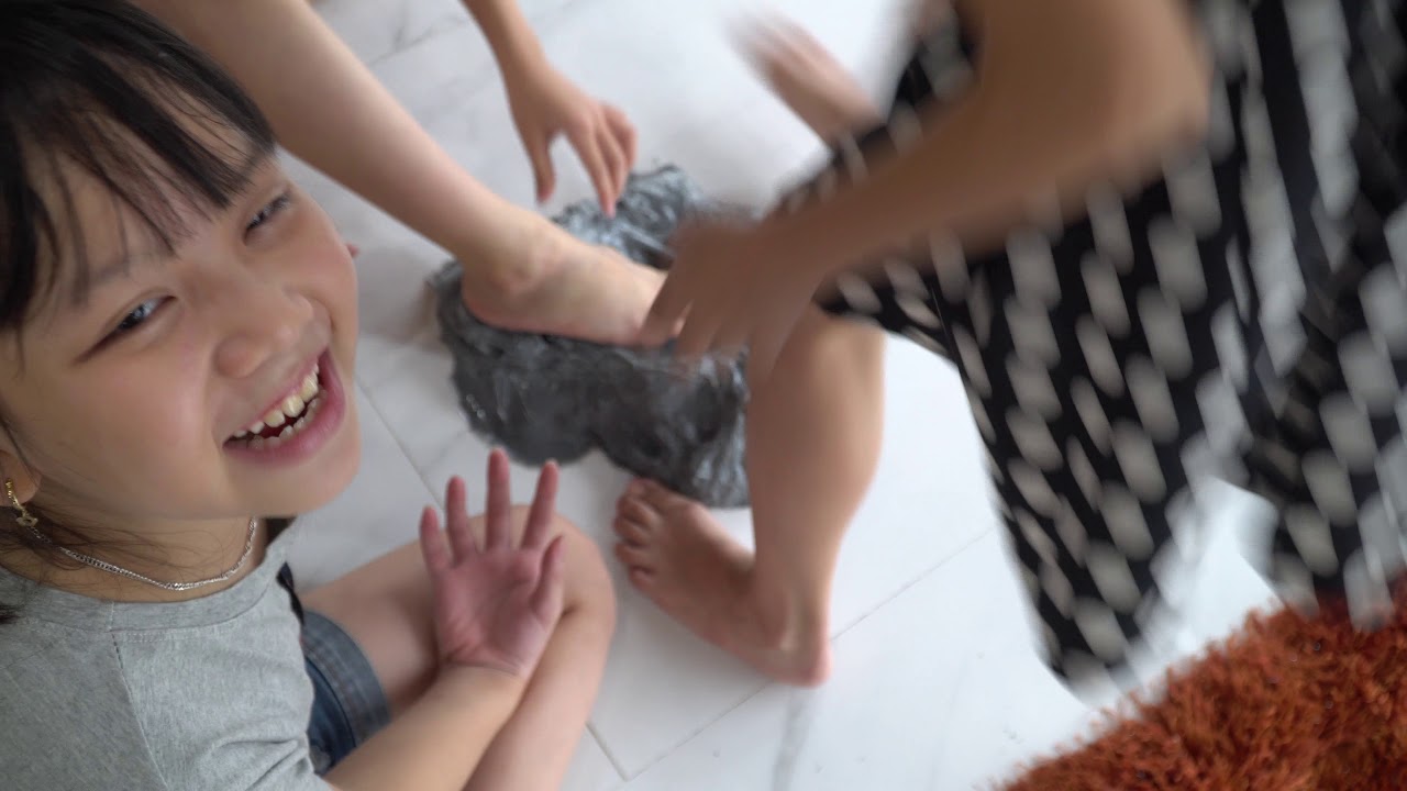 Siêu Hài: Thử thách các cháu bé dẵm vào keo xem sao