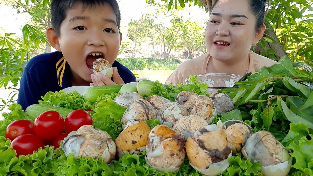 กินไข่ลูกเป็ดเวียดนาม ไข่ฮ้างฮัง กินครั้งแรกมาเบิ่งกันจ้าว่าสิกินได้บ่😄😄 29 มิถุนายน ค.ศ. 2021