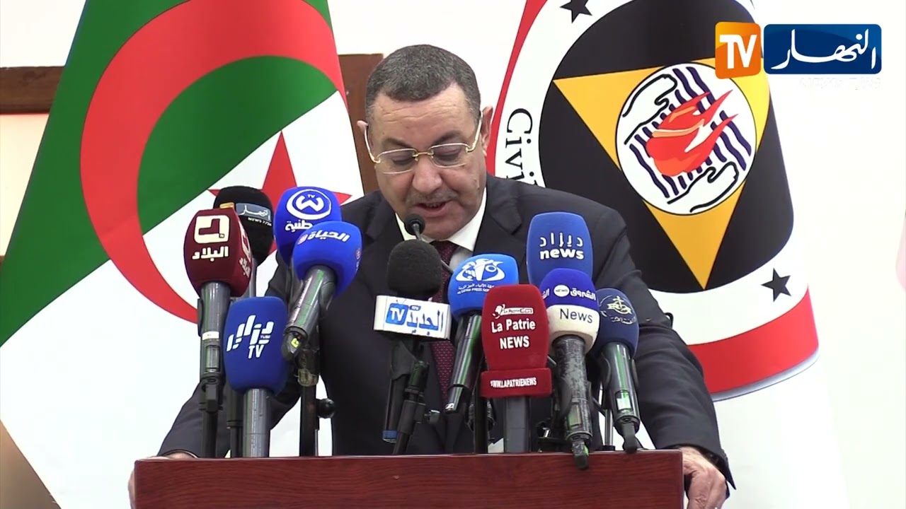 وزير الداخلية والنقل يشرف على مراسم تقليد الرتب لأعوان وضباط الحماية المدنية