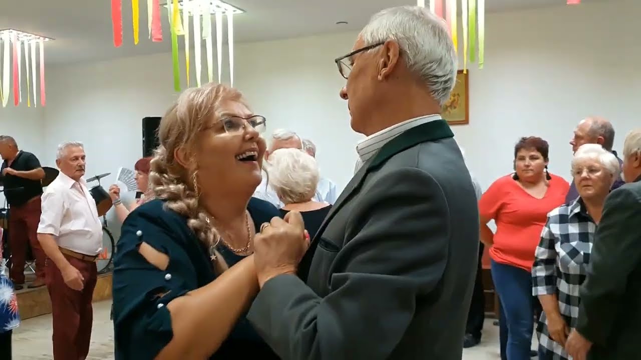 Sympatyczni wielbiciele muzyki ludowej  z Krakowa na dechach w Remizie w Sycynie Północnej