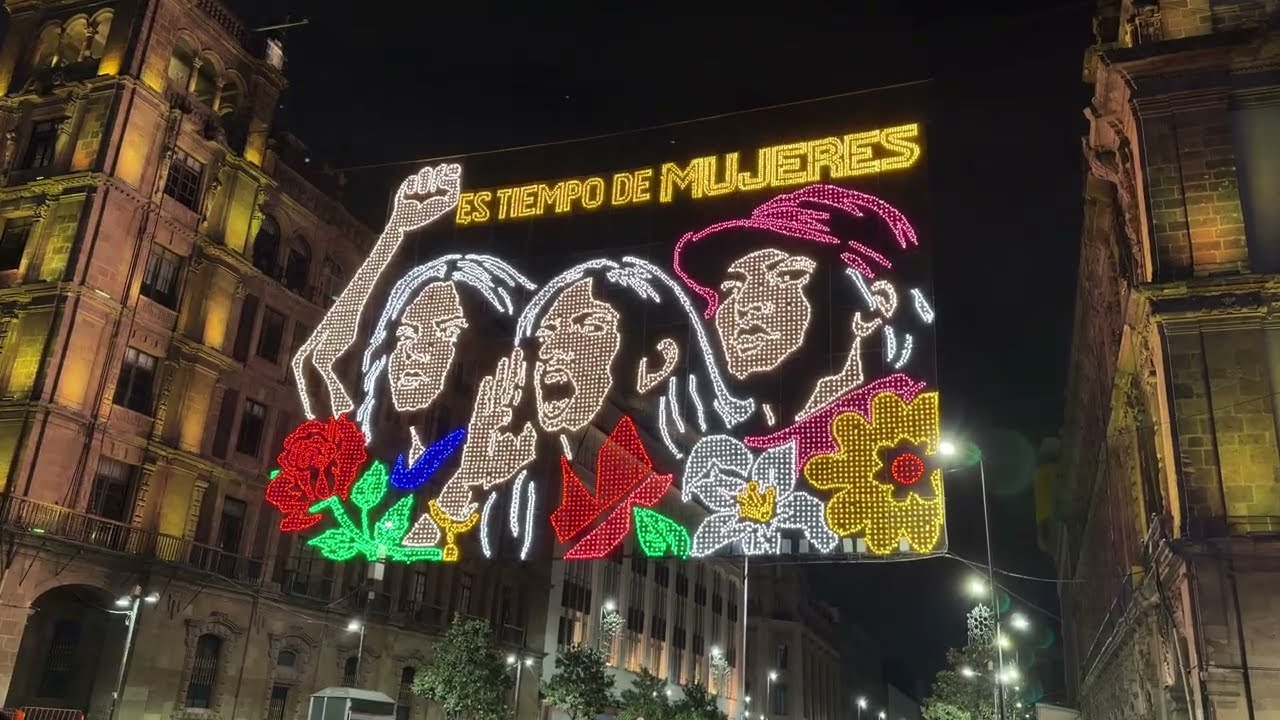 Alumbrado Homenaje a las mujeres  - Zócalo de la Ciudad de México