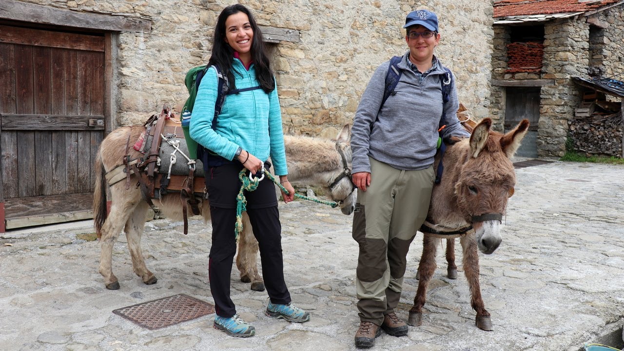 Trekking con gli asinelli a Mendatica, nel Parco delle Alpi Liguri