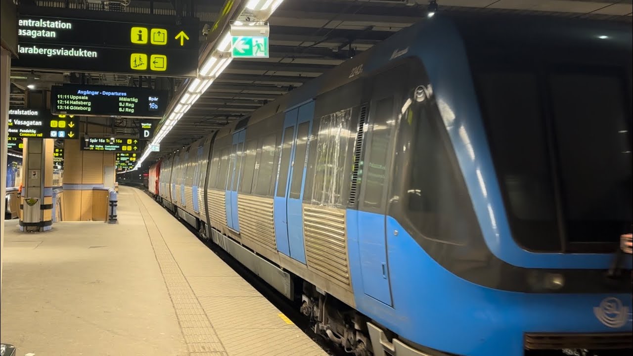 Tågab med C20 tunnelbana transport förbi Stockholm C