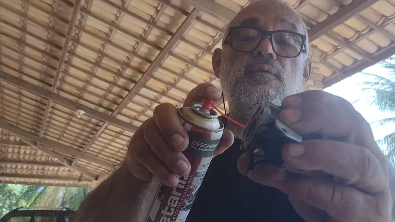 Troca da bomba de decalque do carburador da roçadeira 