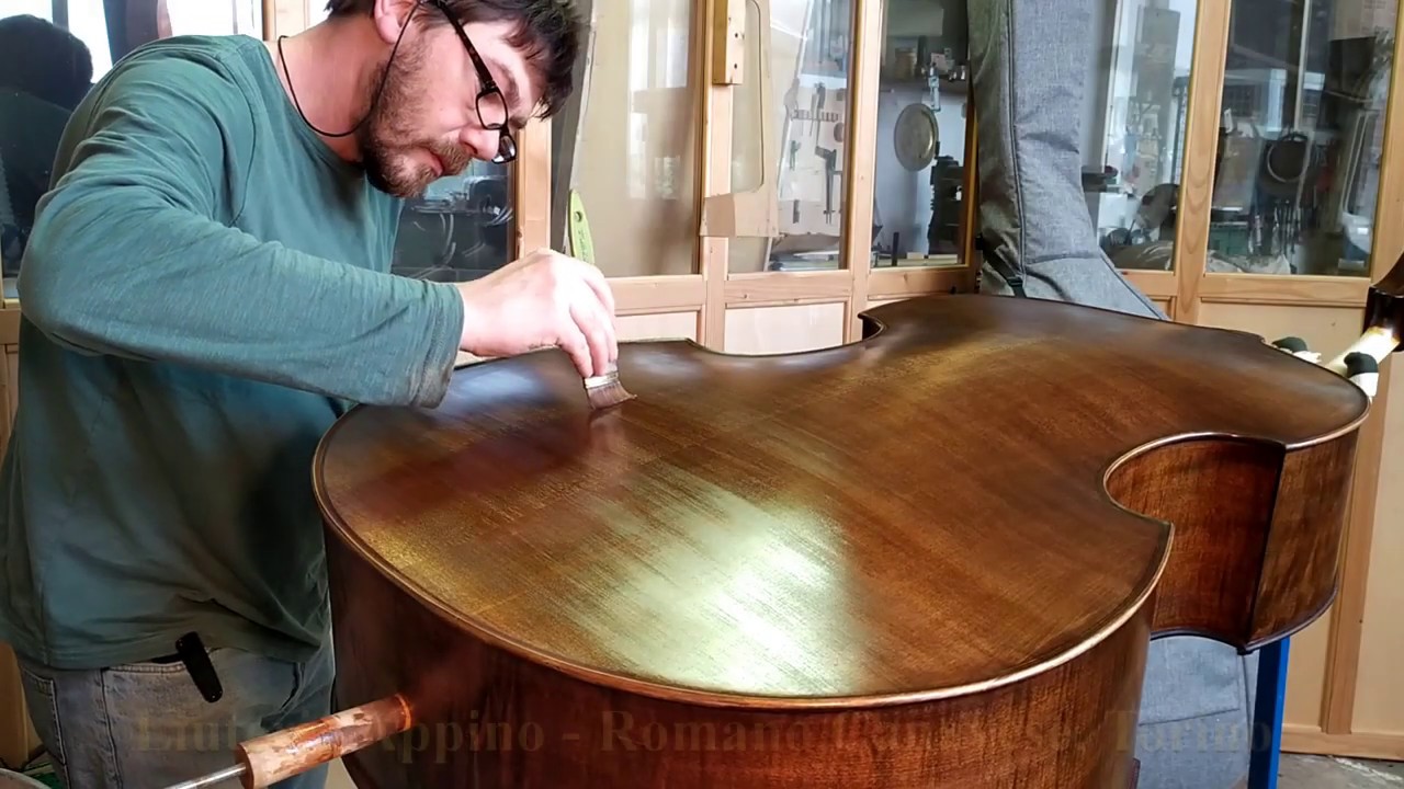 verniciatura di un contrabbasso - prima fase