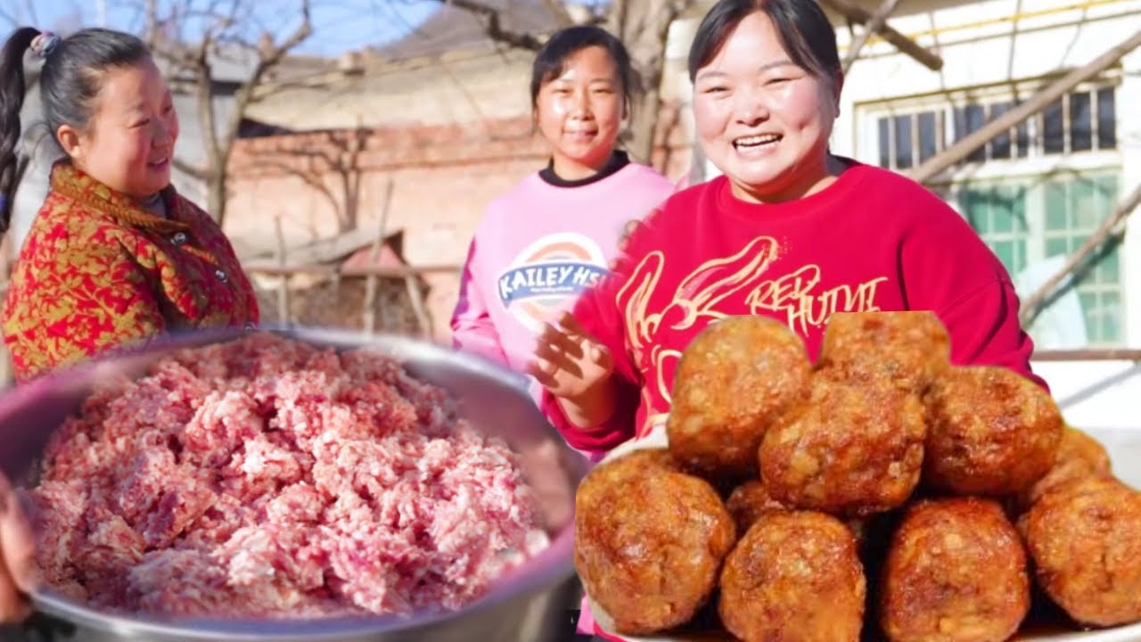 【陕北霞姐】霞姐准备20斤猪肉，八成瘦肉两成肥肉，搅打上劲做“炸肉丸”！现炸丸子香酥可口一口一个猛香了！