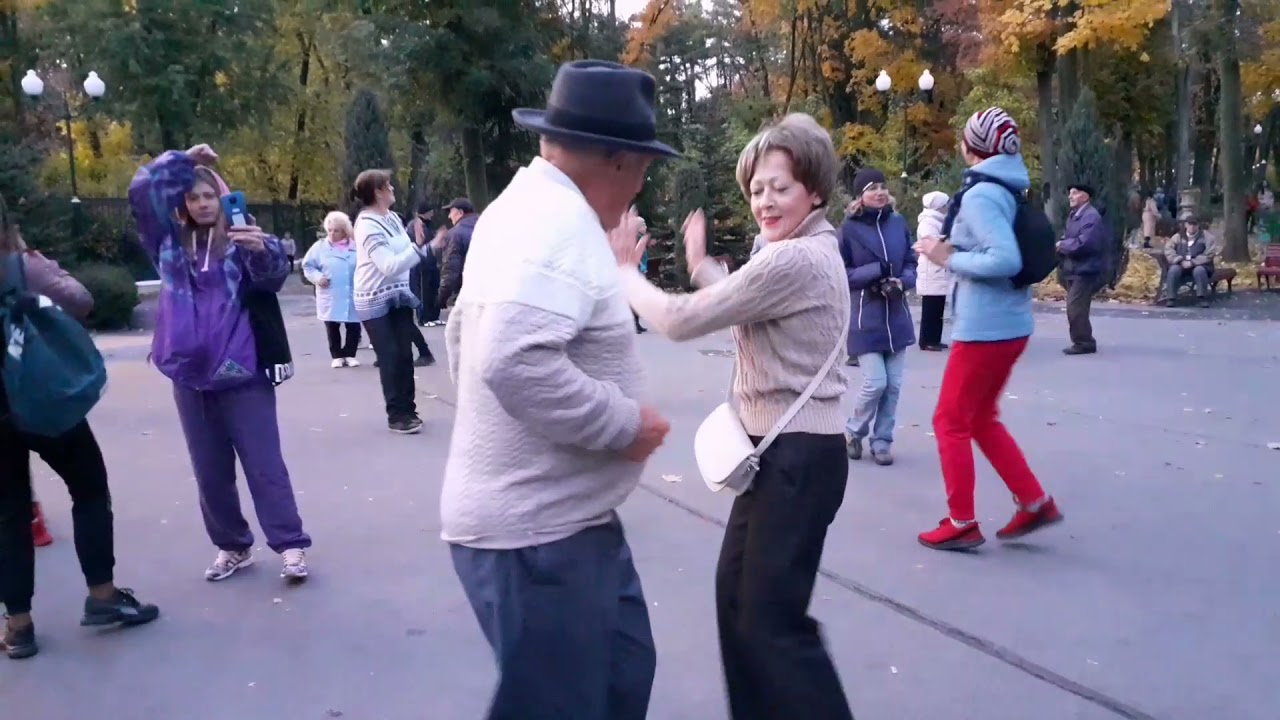 ЦЫГАНОЧКА АЗА!💃🕺🌹/ТАНЦЫ В ПАРКЕ ГОРЬКОГО ХАРЬКОВ ОКТЯБРЬ 2021