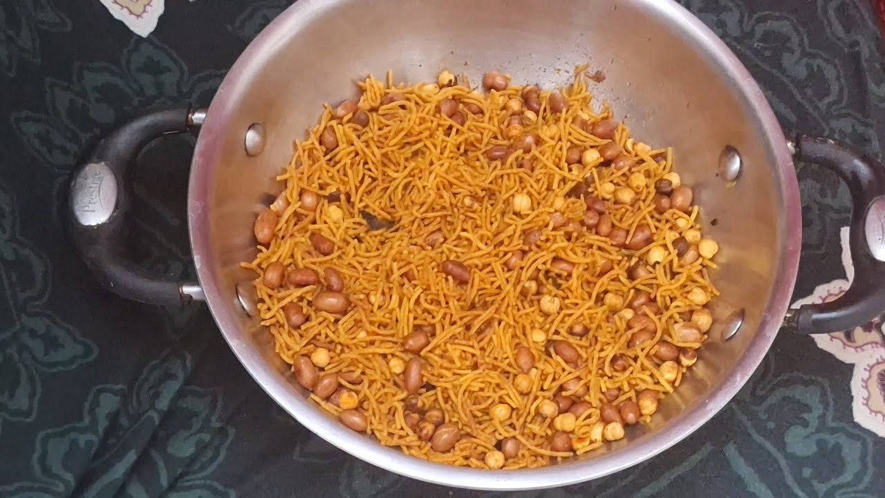 Aalu ka bhujiya aur lahsuniya sev ki recipe Dekh Ke Munh Mein Pani a Jaaye