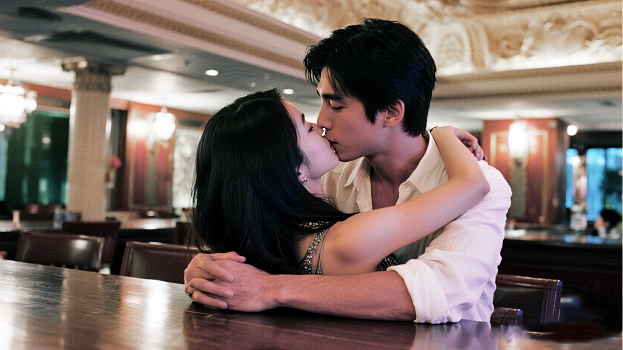 在她生日這天收到了丈夫齣軌的照片，她一紙離婚協議直接甩在渣男臉上瀟灑離開，轉身就上了渣男死對頭的牀報複他，後來她在京圈太子爺懷裡被寵成寶，渣男跪地求複閤，她霸氣放話：是我不要你了！