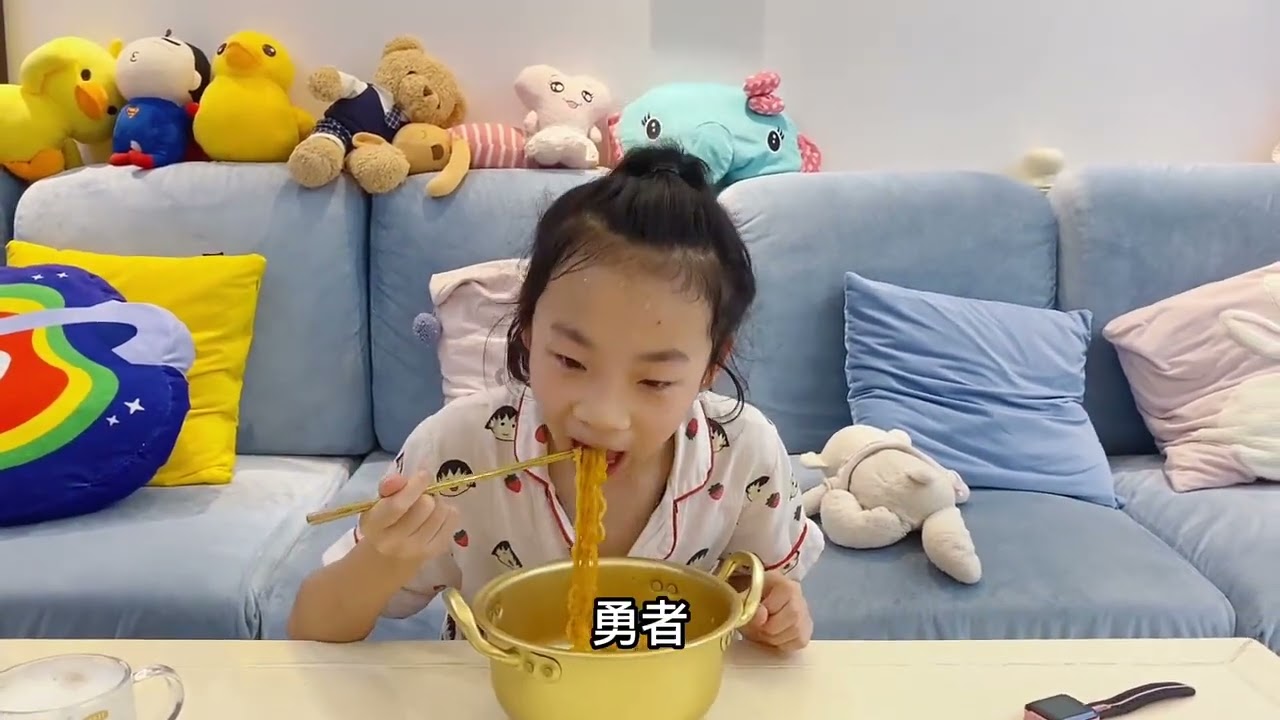 小祎诺挑战吃火鸡面，红彤彤的面没吃几口放弃了，爸爸吃成香肠嘴
