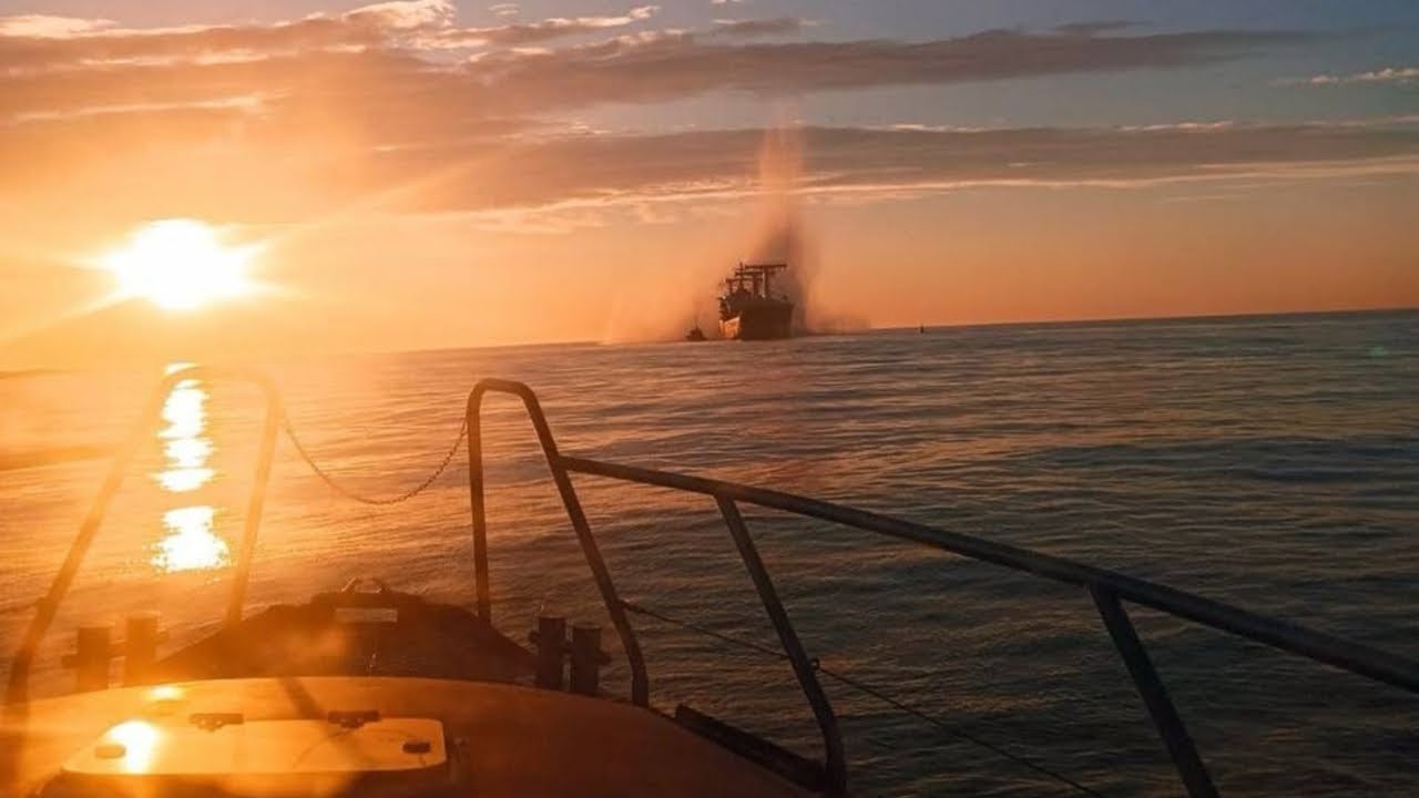 Грузовое судно наткнулось на морскую мину в Черном море.