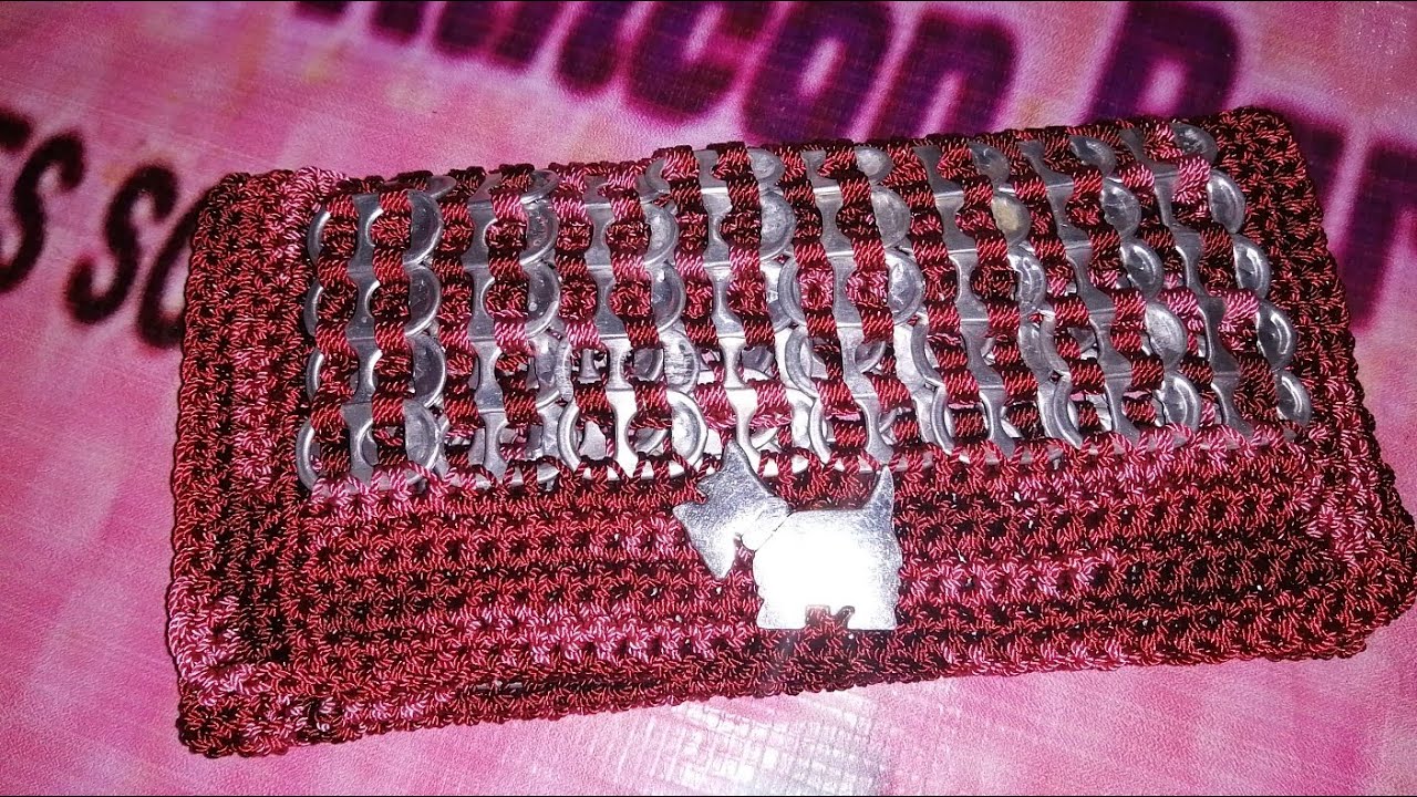 Cartera tejida a crochet con fichas