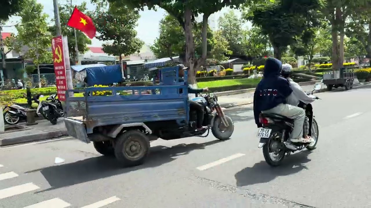Dạo một vòng chợ hoa Cam Ranh ngày 28 Tết