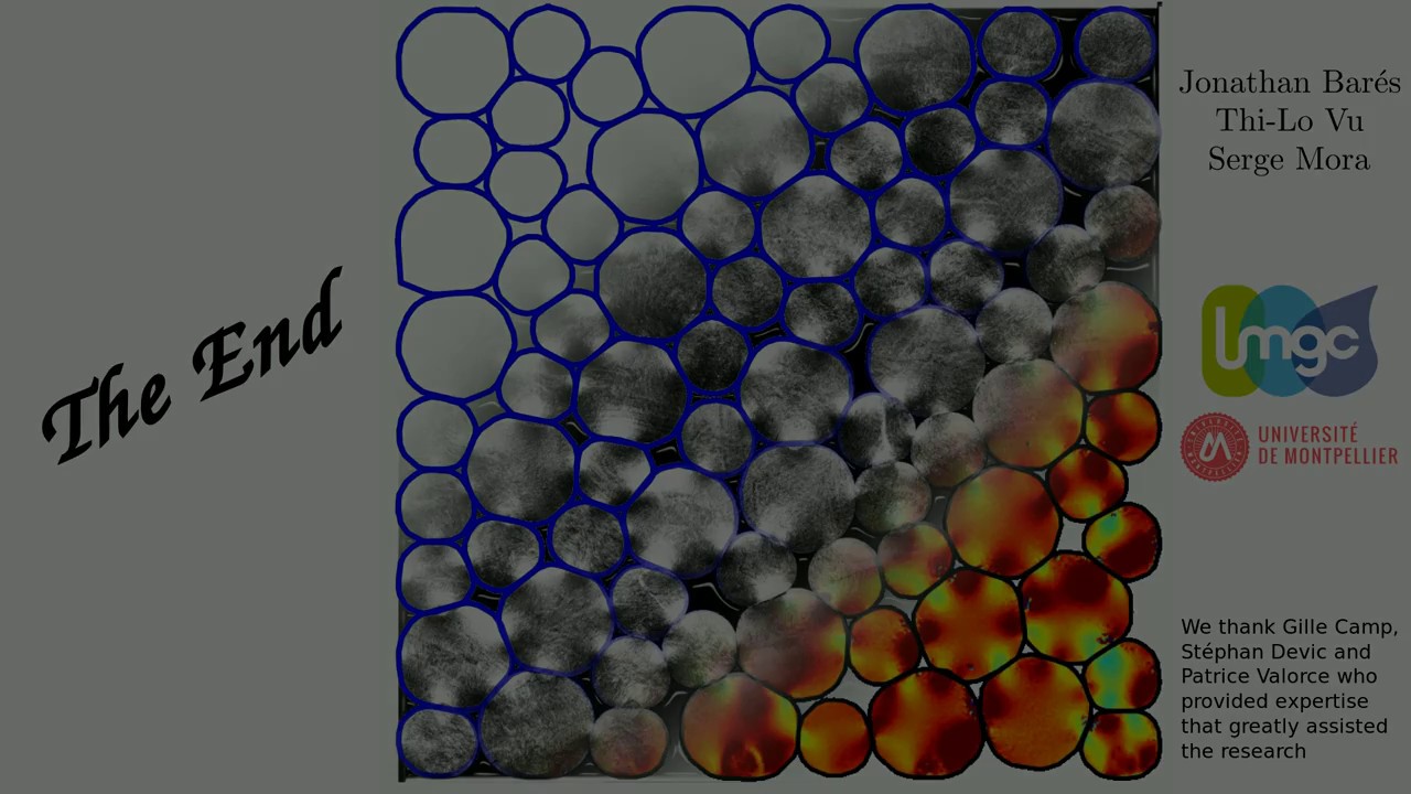 An experimental method to measure the strain field inside a granular material
