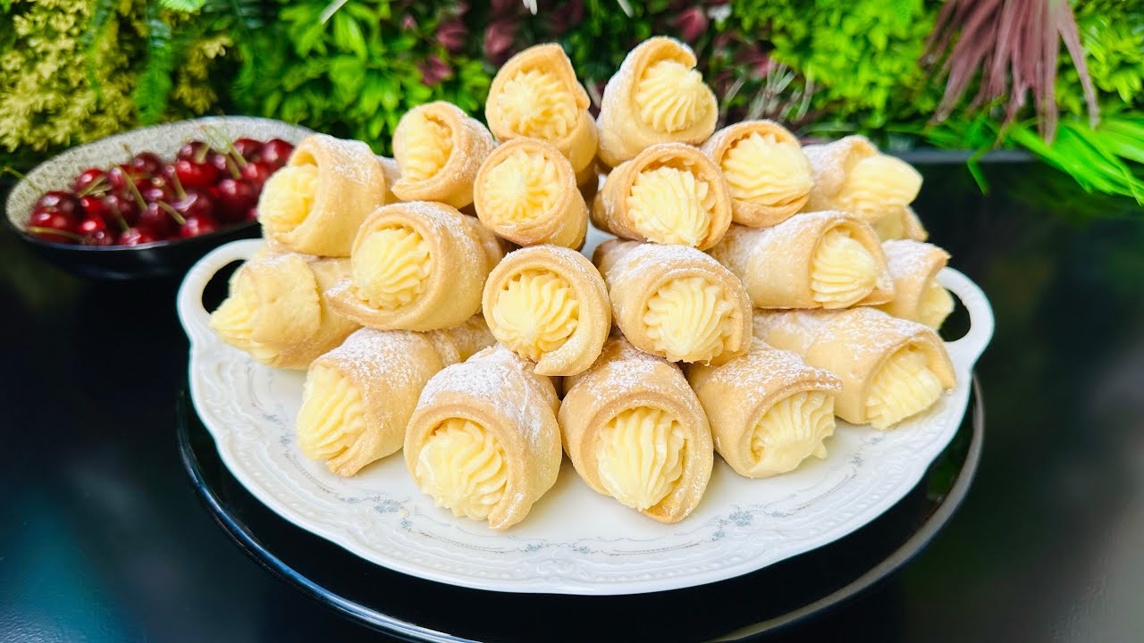 Rulouri fragede cu cremă fină de vanilie - un desert clasic, ușor și savuros