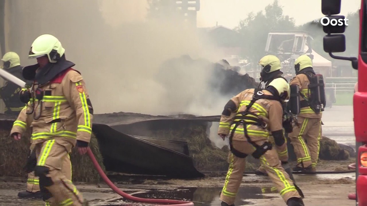 Grote brand op boerderij met manege bij Wierden, rook in verre omtrek te zien (UPDATE)