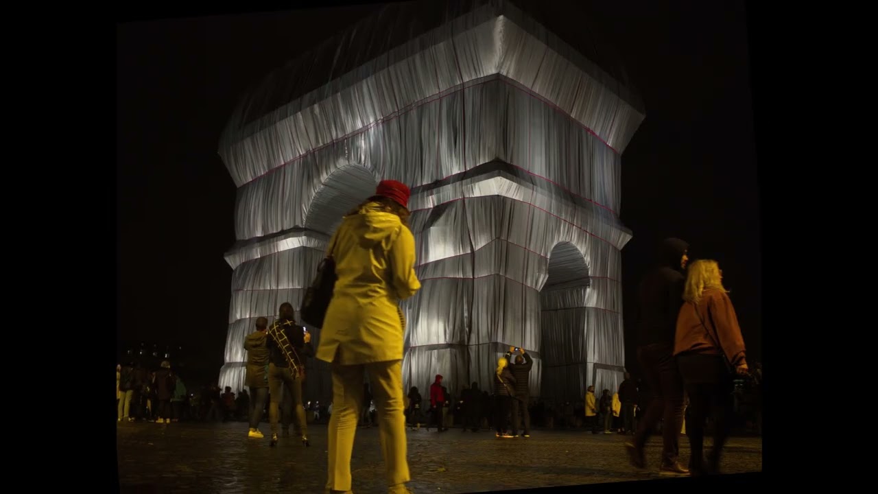 Paris Wrapped  Arc.  La Nuit et sous la pluie