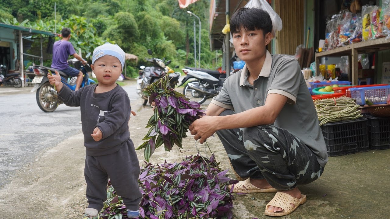 Khoa started harvesting potatoes to sell and earn money in the final days of the year.