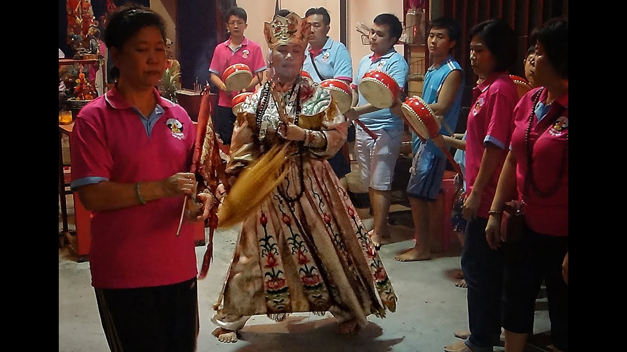 Guan Yin channelled through her spirit medium (tang-ki) /  新加坡觀音降駕乩童 12/10/2014