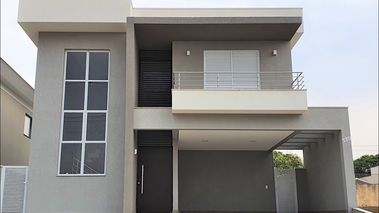 Sobrado de linhas modernas com mezanino e pé-direito duplo na sala