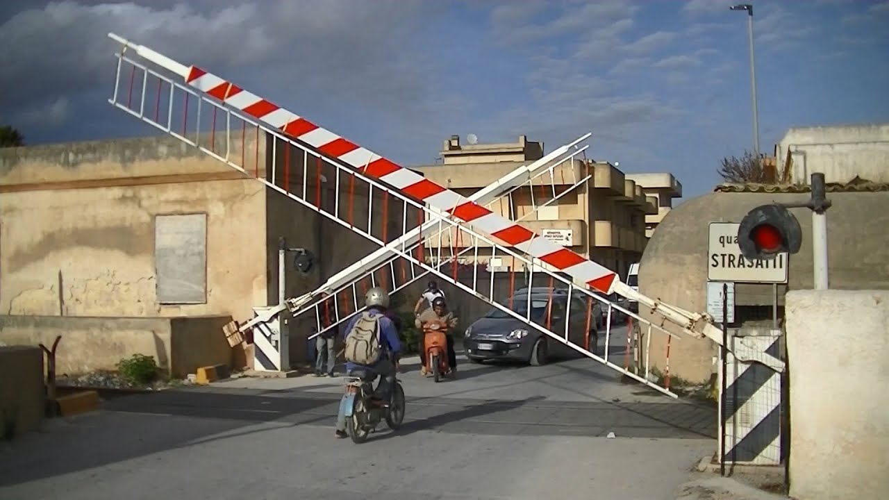 Spoorwegovergang Petrosino-Strasatti (I) // Railroad crossing // Passaggio a livello