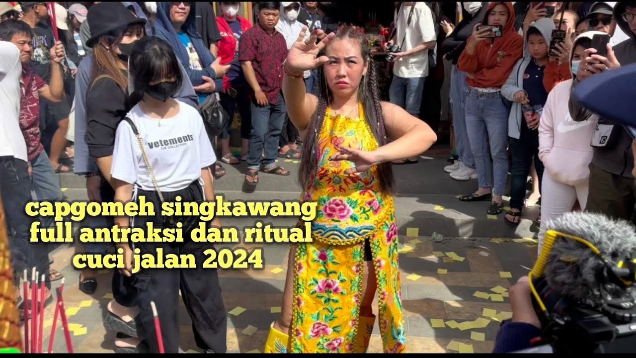 antraksi dan ritual cuci jalan pusat kota Singkawang di hadiri ratusan tatung unjuk kemampuan.. 2024