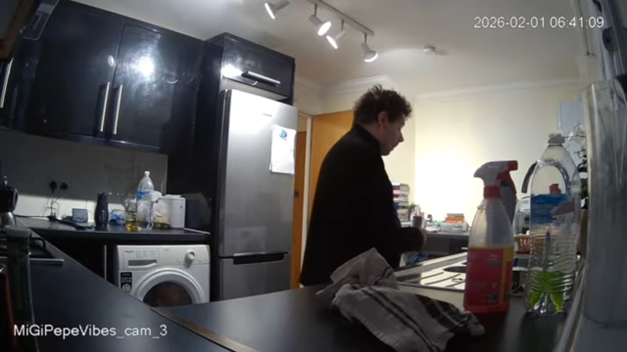 🔴 24/7 LIVE: Italian Couple in London - Real Life [KITCHEN 🍳] - MiGIPepeVibes - Cam 3