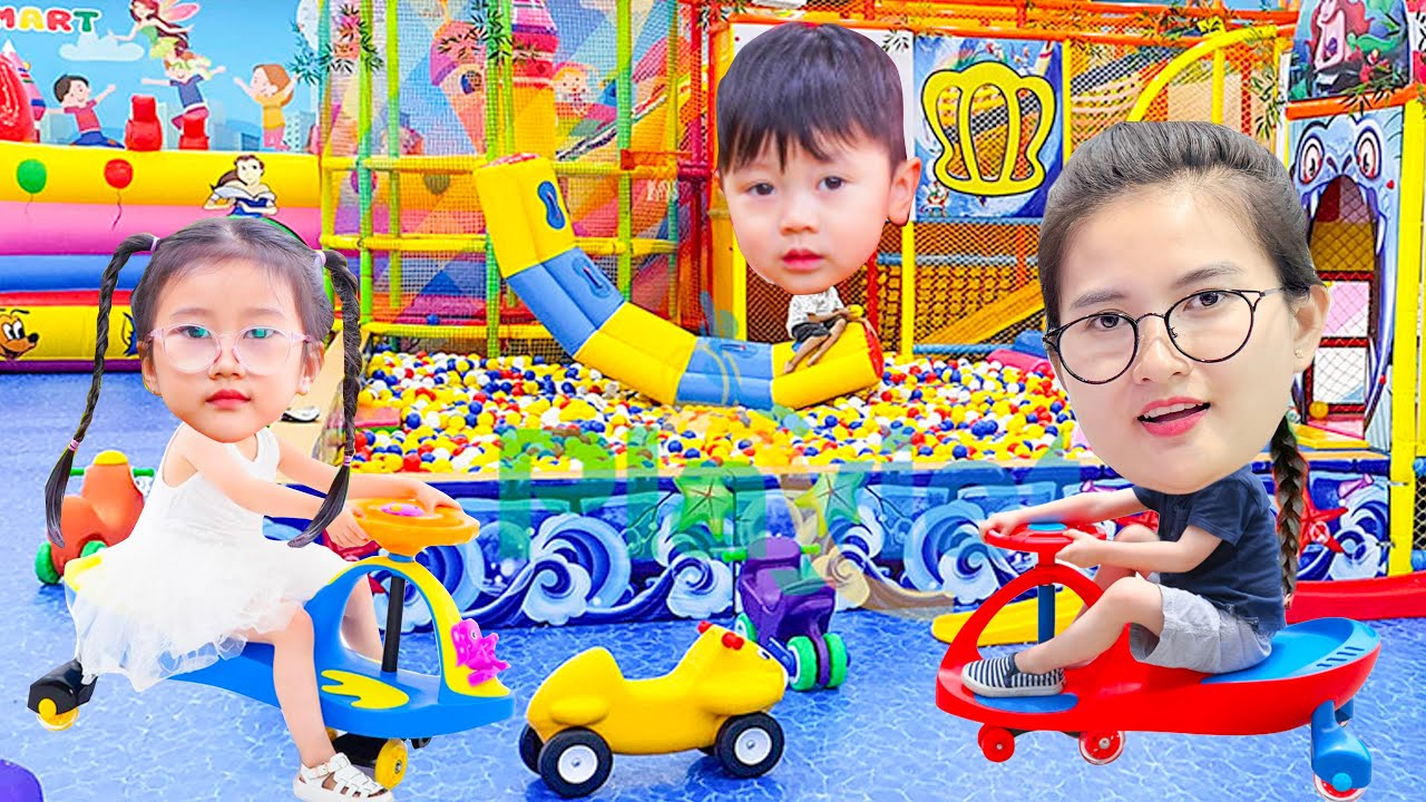 Cam Cam c&ugrave;ng em Mỡ đi nh&agrave; b&oacute;ng, chơi tr&ograve; bắt con c&aacute; , con cua, con r&ugrave;a.
