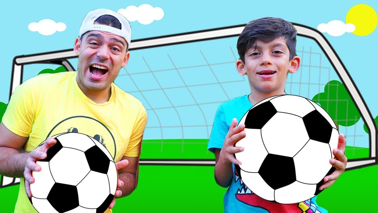 Jason jugando futbol para ni&ntilde;os en el patio de recreo
