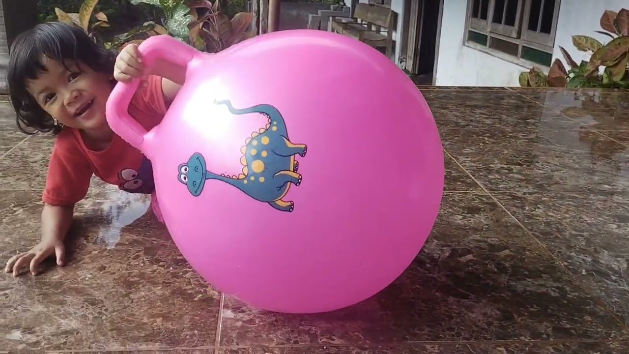 Kakak Bilqis seneng banget dapet mainan baru bola jumping #fypシ゚viral #ytshorts #funny #lifestyle