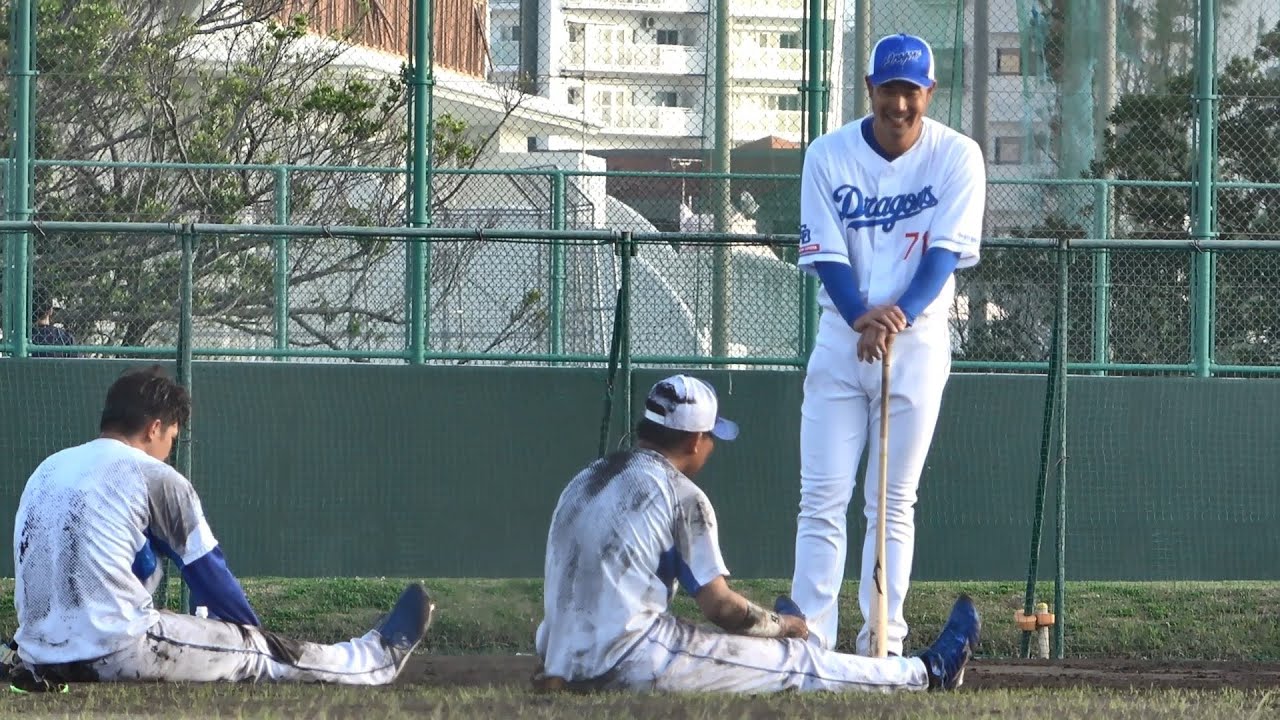 堂上コーチの約1時間30分に及ぶノックを受けた村松と福永。最後は2人で30本ノーエラーに成功！（2024年2月13日）