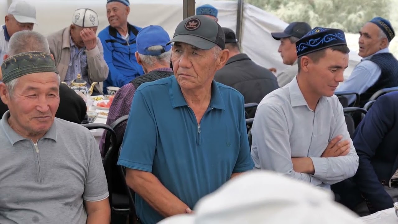 Газли қаласындағы кіші жүз Есімдер әулеті, дүниеден өткен ата бабасына Ас беріп жатыр